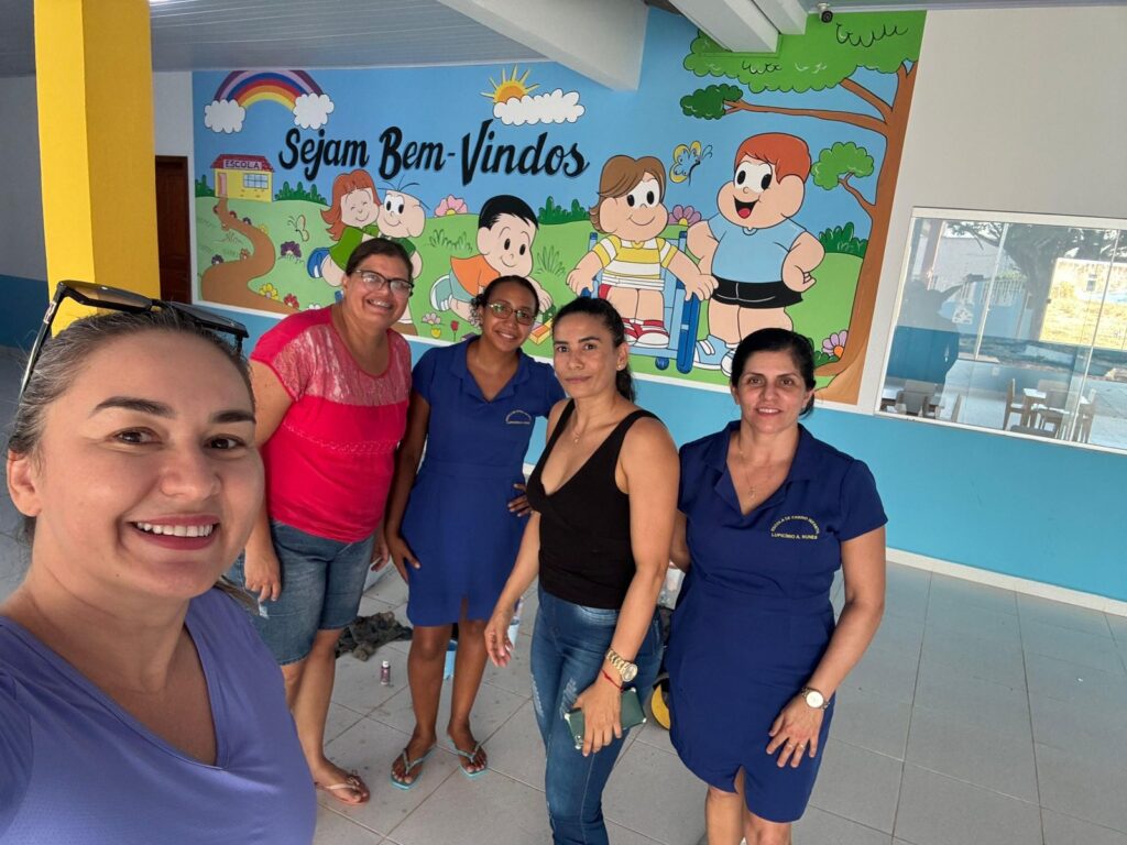 A Secretária de Educação com a equipe da escola, em ajustes finais para inauguração.